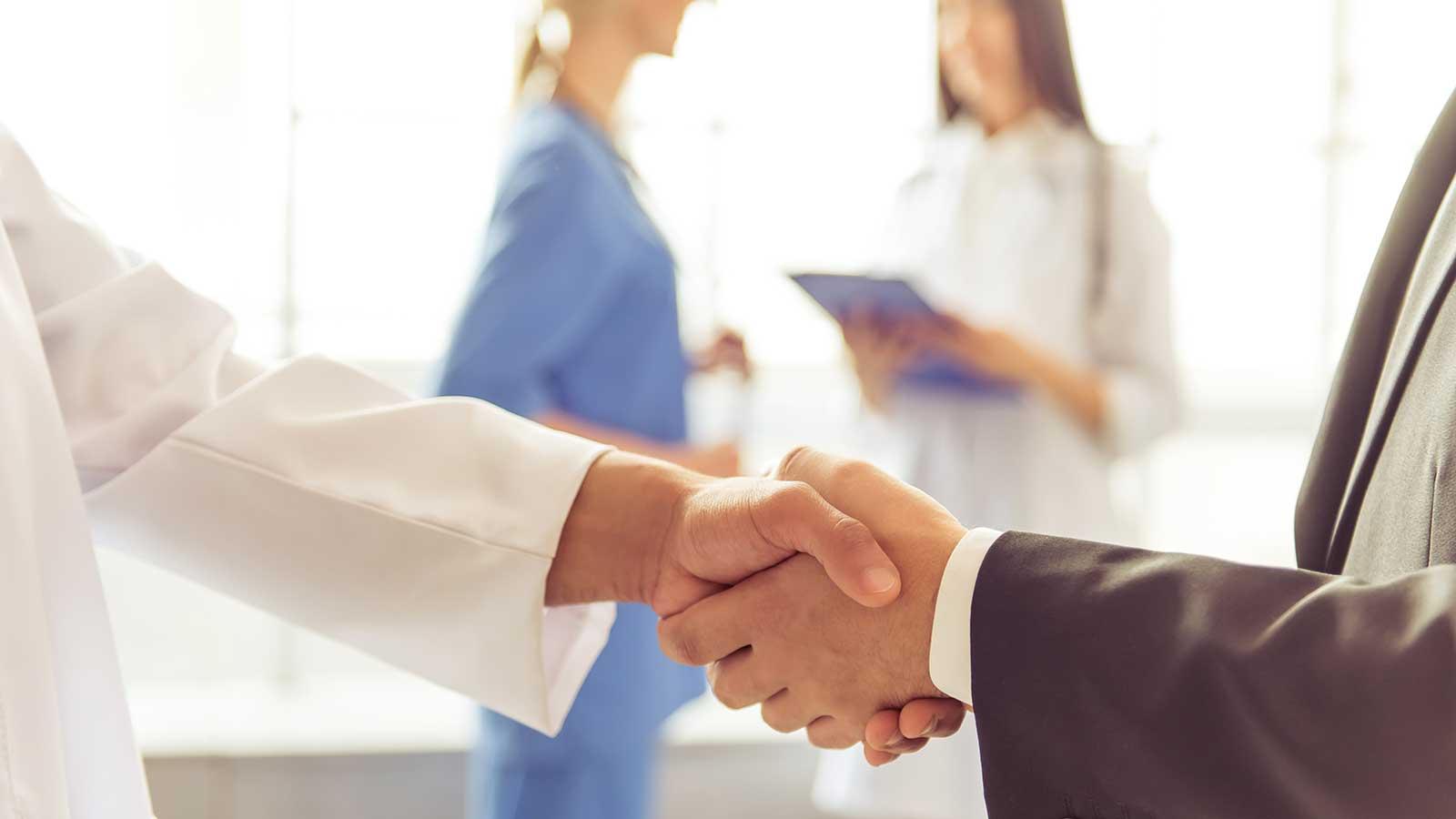 健康care Professionals shaking hands